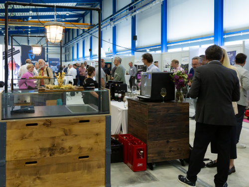 Blick in die Innovationsmesse mit 77 Ausstellenden